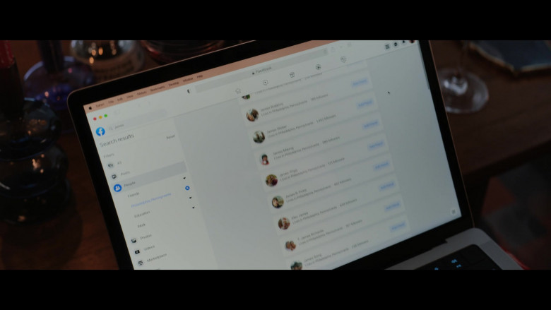 Apple MacBook, MacOS, Safari and Facebook in Meet Me Next Christmas (2024) - 611456