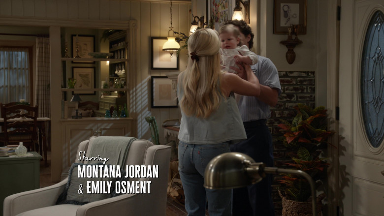 Levi's Jeans in Georgie & Mandy's First Marriage S01E06 "A Regular Samaritan" (2024) - 643292