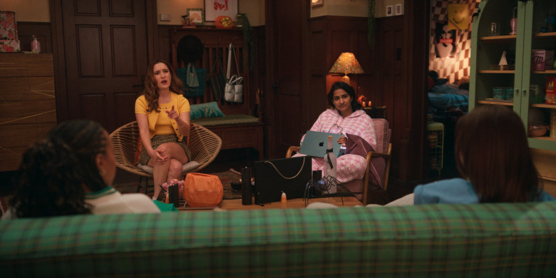 Mighty Leaf Tea, Sun-Maid, Apple MacBook Laptop in The Sex Lives of College Girls S03E06 "Halloween & Oat Milk" (2024) - 663084