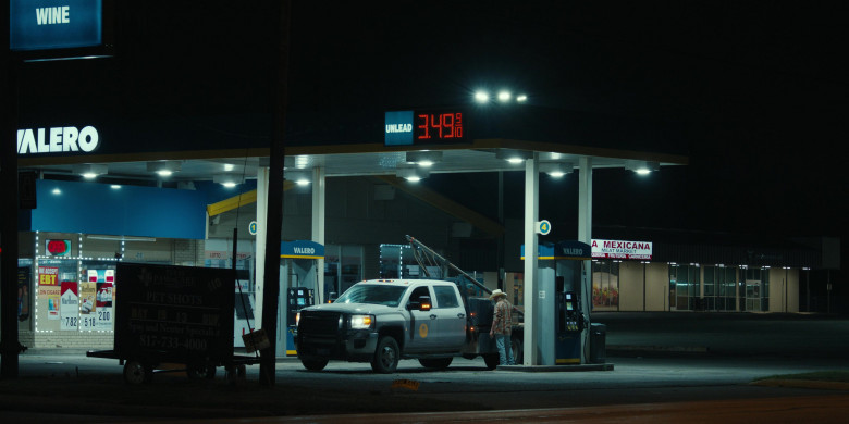 Valero Gas Station and Marlboro Prosters in Landman S01E07 "All Roads Lead to a Hole"  (2024) - 661471