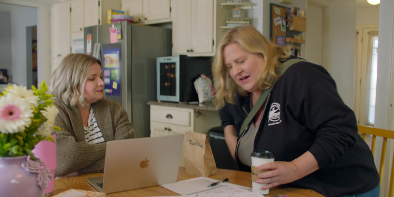 Apple MacBook Laptop in Somebody Somewhere S03E07 "AGG" (2024) - 645553