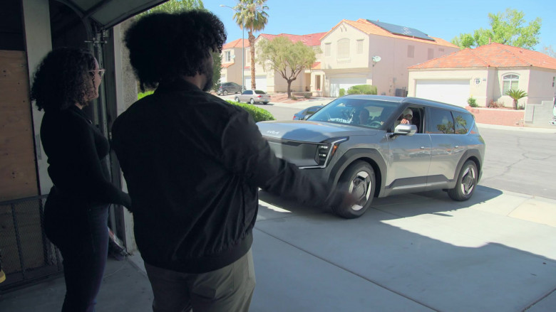 KIA EV9 electric mid-size crossover SUV in Queer Eye S09E02 "Special Delivery"  (2024) - 649020