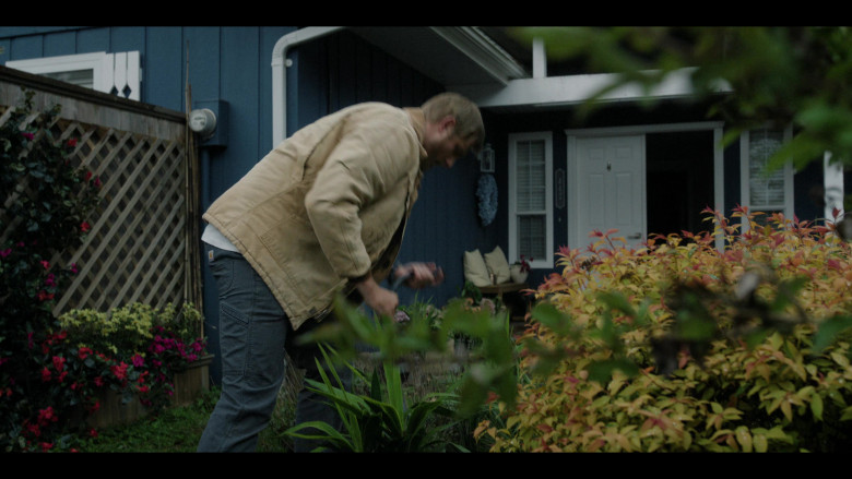 Carhartt Pants in Earth Abides S01E02 "The Space Between" (2024) - 644113