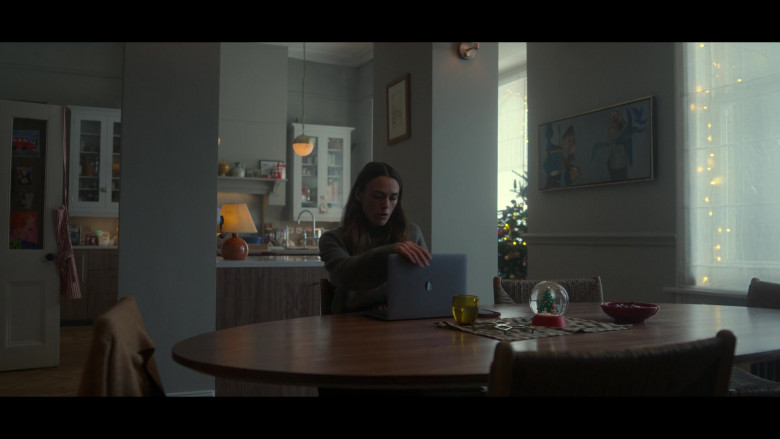 Apple MacBook Laptop in Black Doves S01E02 "A Little Black Dove" (2024) - 642990