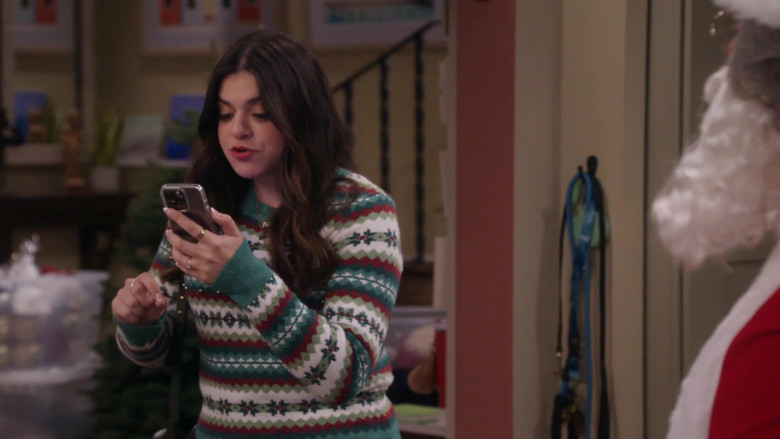 Apple iPhone Smartphone in Lopez vs Lopez S03E07 "Lopez vs Santa" (2024) - 644966