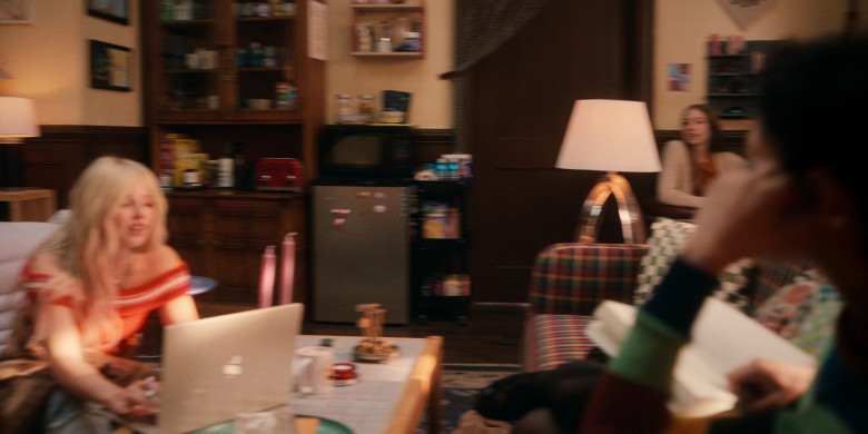 Apple MacBook Laptop in The Sex Lives of College Girls S03E07 "The Rodeo" (2025) - 664815